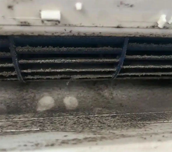 沁水空调吹的风有股烧焦味是怎么回事